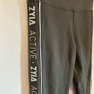 Zyia Active Women's Logo Olive Green Light n Tight Hi-Rise Capri  Size 2